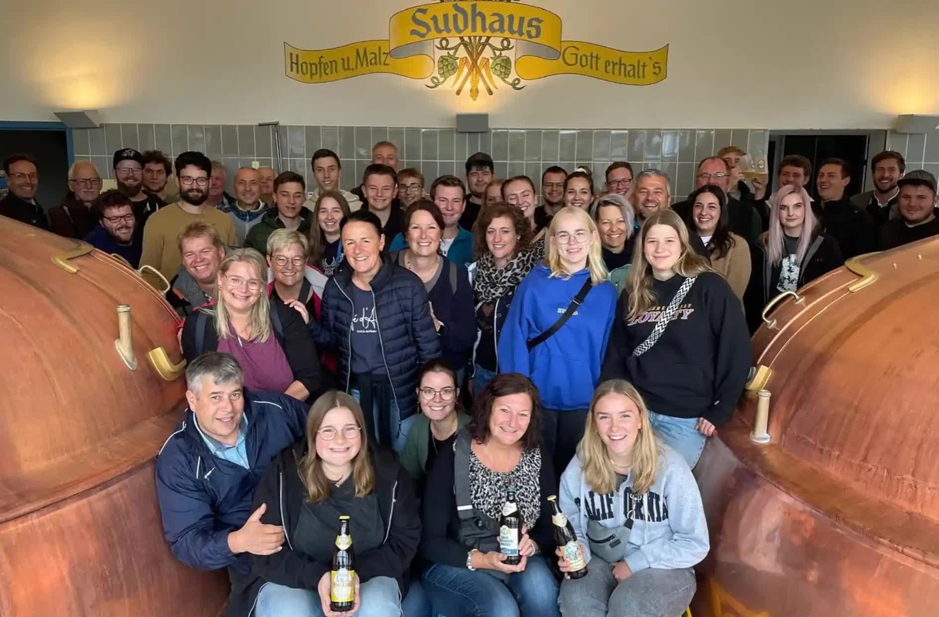 Gruppenfoto bei der Brauereiführung in der Post Brauerei Weiler